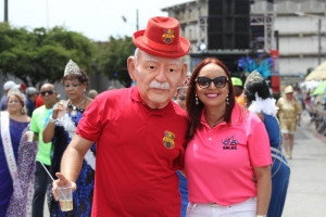Don Milo Croes (dfm) honra na apertura di parada Playa
