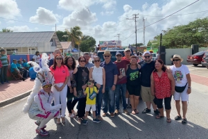 Don Milo Croes (dfm) honra na apertura di parada Playa