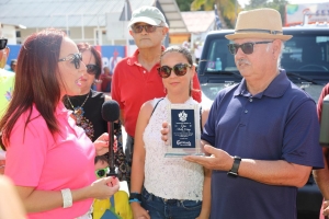 Don Milo Croes (dfm) honra na apertura di parada Playa
