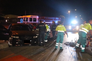 Dos auto a dal den  otro na crusada cerca di  Compleho Frans Figaroa