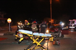 Dos auto a dal den  otro na crusada cerca di  Compleho Frans Figaroa