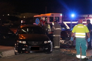 Dos auto a dal den  otro na crusada cerca di  Compleho Frans Figaroa