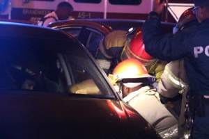 Dos auto a dal den  otro na crusada cerca di  Compleho Frans Figaroa