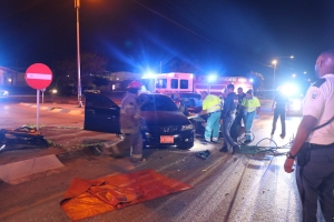 Dos auto a dal den  otro na crusada cerca di  Compleho Frans Figaroa