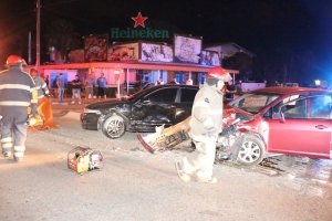Dos auto a dal den  otro na crusada cerca di  Compleho Frans Figaroa