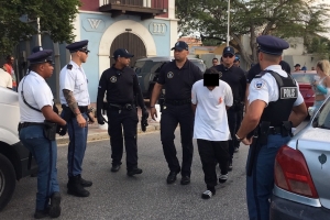 Polis a detene 29 hende durante parade grandi na Playa