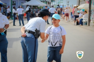 Polis hopi visible y servicial durante paradanan di Carnaval