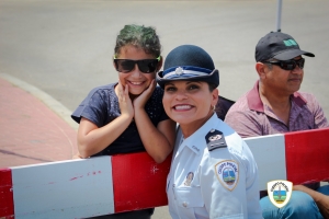 Polis hopi visible y servicial durante paradanan di Carnaval
