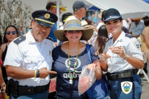 Polis hopi visible y servicial durante paradanan di Carnaval