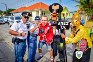 Polis hopi visible y servicial durante paradanan di Carnaval