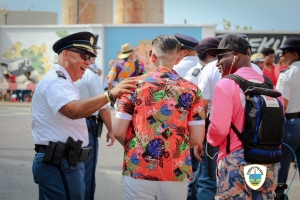 Polis hopi visible y servicial durante paradanan di Carnaval