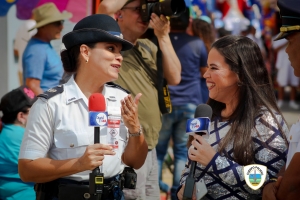 Polis hopi visible y servicial durante paradanan di Carnaval