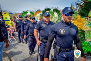 Polis hopi visible y servicial durante paradanan di Carnaval