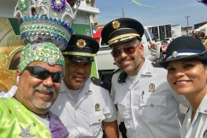 Polis hopi visible y servicial durante paradanan di Carnaval