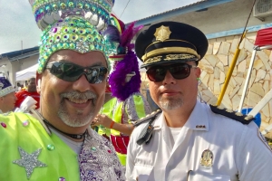 Polis hopi visible y servicial durante paradanan di Carnaval