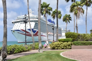 Centro di Oranjestad yen cu turista crucero awe atrobe