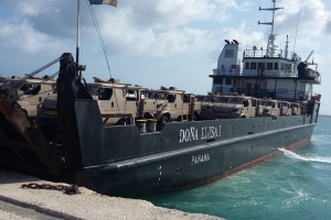 Vehiculonan special Anaconda di Marina a yega Aruba 