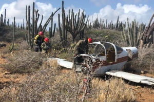 Bomberonan a desmantela avioneta accidenta na Calabas 