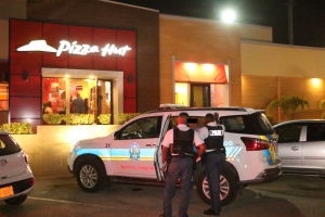 Homber deteni pa bringamento den playground di Pizza hut Sasaki