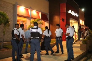 Homber deteni pa bringamento den playground di Pizza hut Sasaki