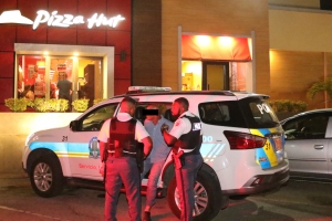Homber deteni pa bringamento den playground di Pizza hut Sasaki