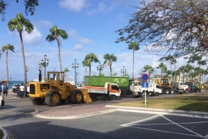 Chauffeurnan di truck a blokea caminda pa protesta