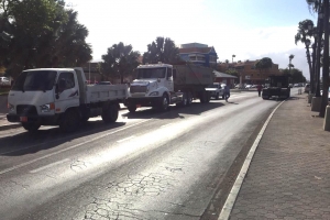 Chauffeurnan di truck a blokea caminda pa protesta
