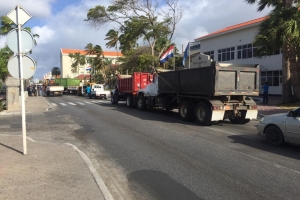 Chauffeurnan di truck a blokea caminda pa protesta