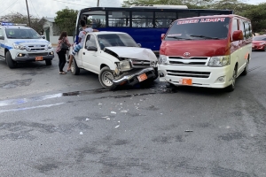 Accidente entre autobus y pickup pa falta di preferencia
