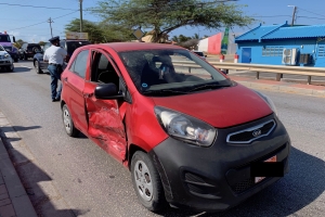 Dos auto a accidenta dilanti Pacifico Paradera