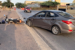 Accidente entre auto y brommer na Cumana