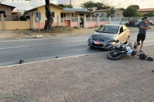 Accidente entre auto y brommer na Cumana