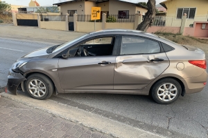 Accidente entre auto y brommer na Cumana