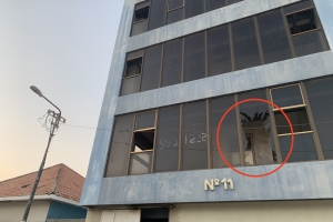 Homber adicto durante bringamento ta benta otro adicto for di edificio  