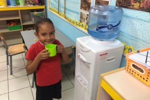 Muchanan contento cu awor nan tin cooler den klas