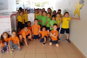 Muchanan contento cu awor nan tin cooler den klas