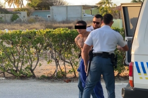 Polis a detene homber problematico sin document di auto 