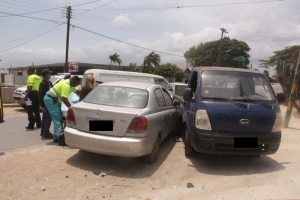 Chauffeur di un Yaris ta dal den pickup cu material di construccion