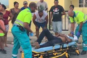 Homber riba scooter a dal basta duro den auto cu a sali su dilanti