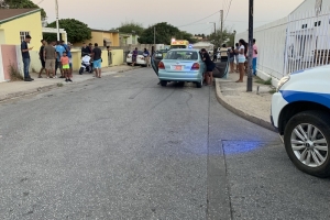 Homber riba scooter a dal basta duro den auto cu a sali su dilanti