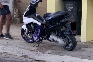 Homber riba scooter a dal basta duro den auto cu a sali su dilanti