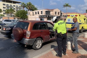 Tres auto envolvi den accidente dilanti Royal Plaza