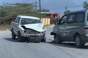 Dos auto a dal den otro semi frontal na Seroe Janchi