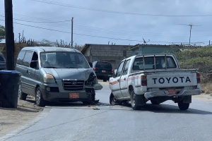 Dos auto a dal den otro semi frontal na Seroe Janchi