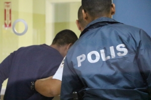 Polis a detene homber den bar na Tanki Leendert pa acto di Pedofiel
