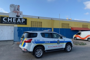 Hombernan arma a tira atraco riba Cheap Bathroom & Tiles