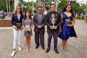 Ronan van Putten a ricibi Copa Hubenil Gobernador Felipe B. Tromp