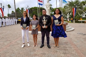 Ronan van Putten a ricibi Copa Hubenil Gobernador Felipe B. Tromp