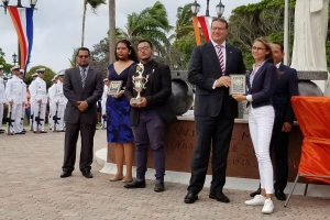 Ronan van Putten a ricibi Copa Hubenil Gobernador Felipe B. Tromp