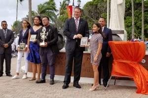 Ronan van Putten a ricibi Copa Hubenil Gobernador Felipe B. Tromp